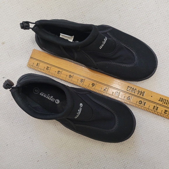 Aqua Socks and Fun Toes Bundle Fits A Ladies 7 or 7.5 - Picture 5 of 7